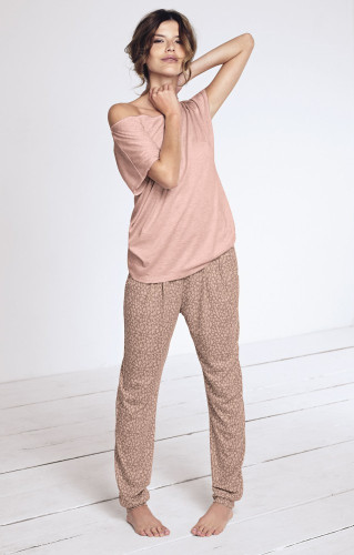 Triumph Lounge Essentials SS Top 01+Lounge Essentials Trousers 05